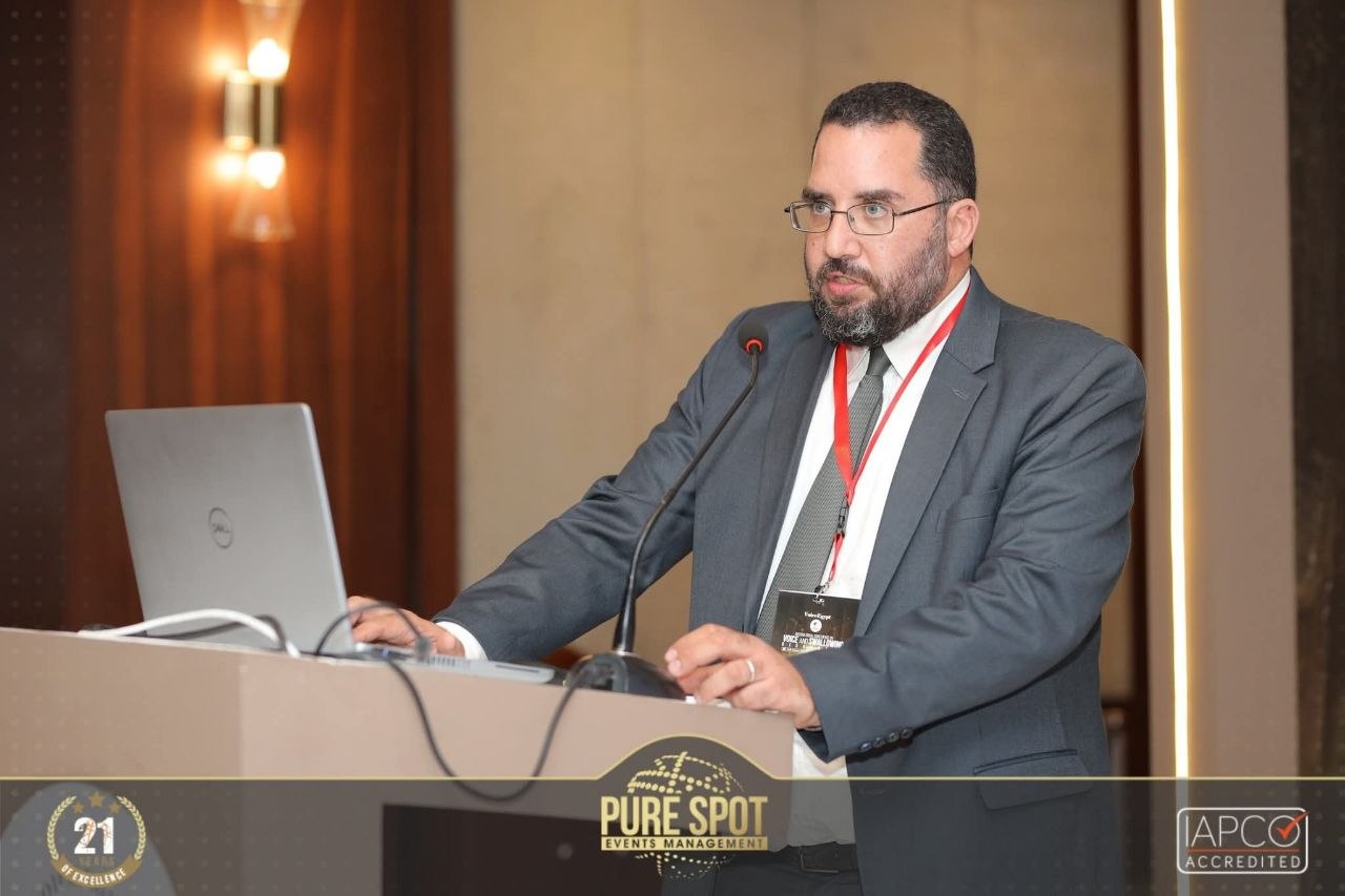 الدكتور محمد إسلام جاد الحق أثناء تقديم محاضرة علمية